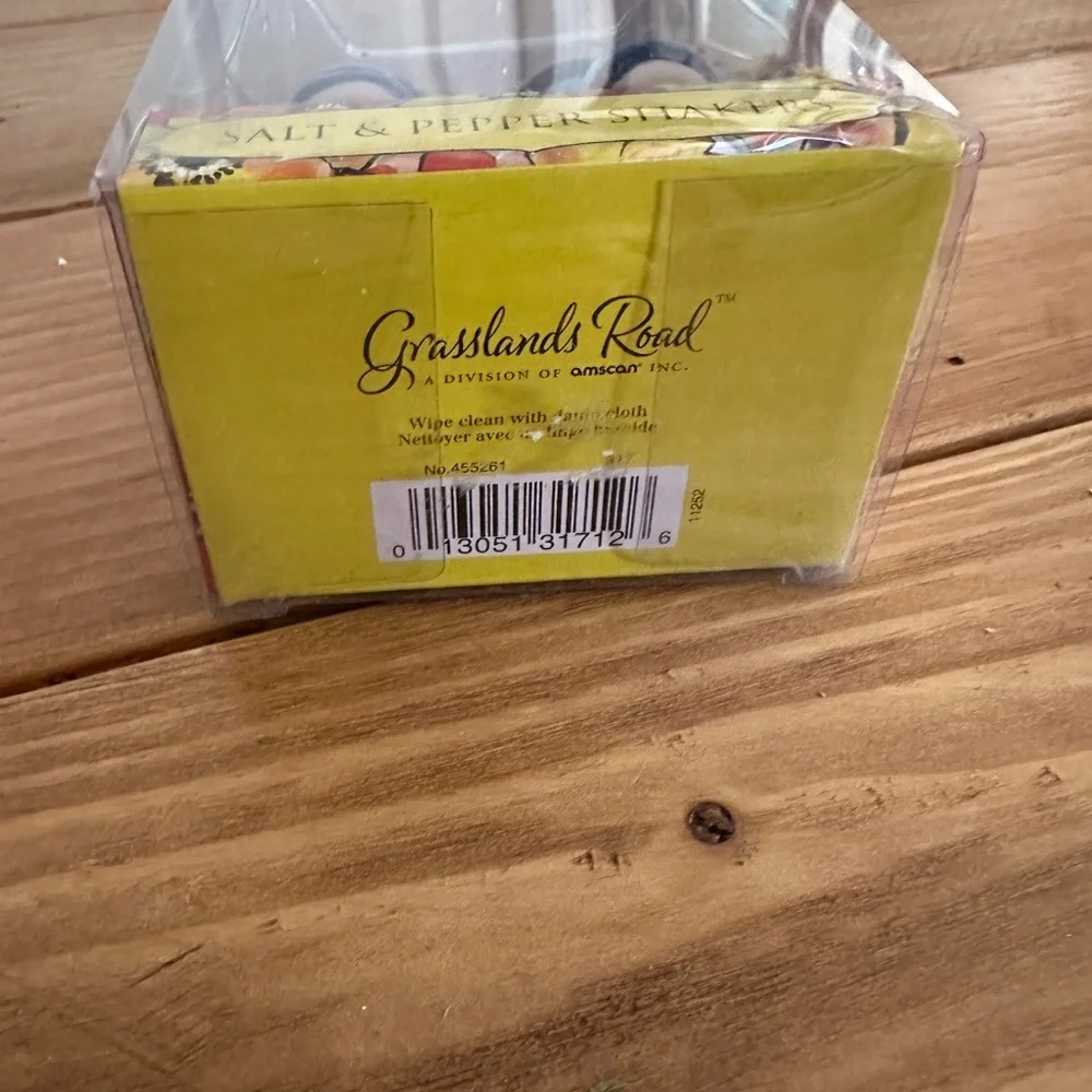 Blue rain boots flower salt and pepper shakers - Picture 3 of 3